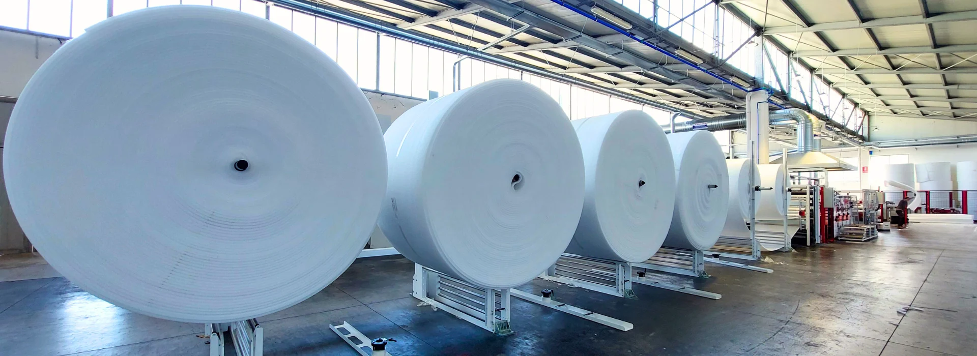 Laminating machine with jumbo rolls for bonding polyethylene foam sheets – ALEMO ASERIES